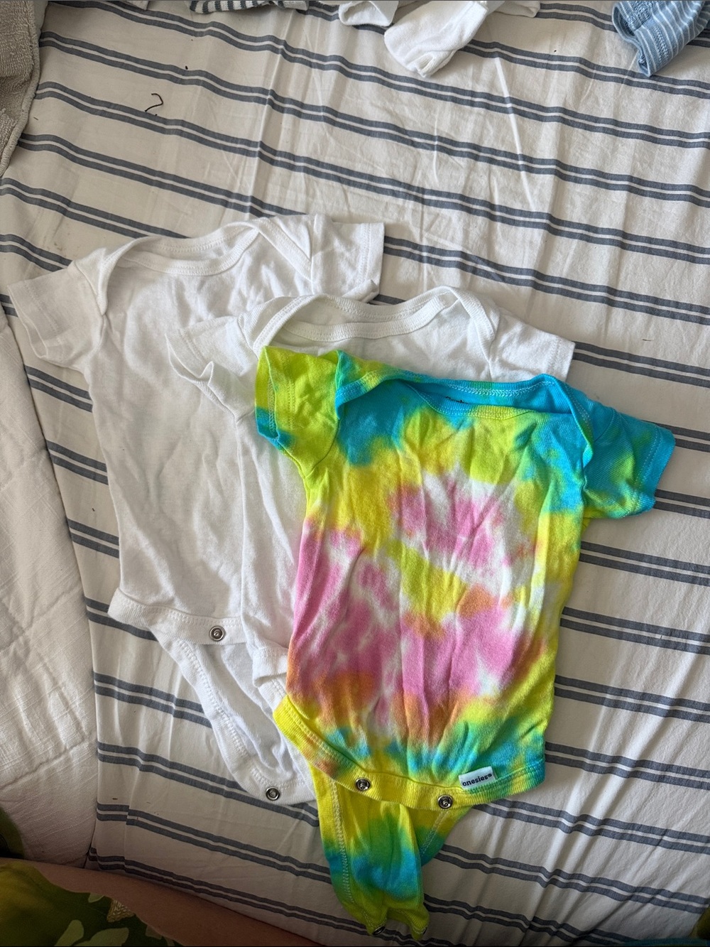 3 Gerber NB Onesies - Tie-Dye Short Sleeve & Solid white